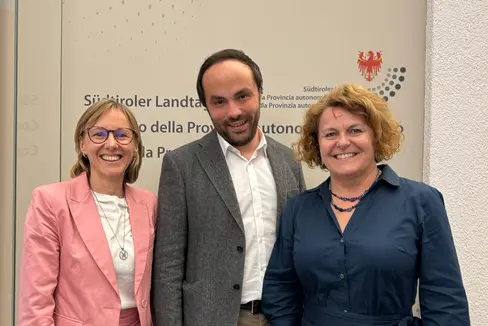 Un lavoro di rete per sostenere la conciliazione lavoro-famiglia e rafforzare l’assistenza all’infanzia. Nella foto (da sinistra) l'assessora Magdalena Amhof, l'assessore Philipp Achammer e l'assessora Rosmarie Pamer. (Foto: ASP)