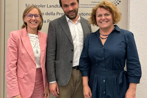 Un lavoro di rete per sostenere la conciliazione lavoro-famiglia e rafforzare l’assistenza all’infanzia. Nella foto (da sinistra) l'assessora Magdalena Amhof, l'assessore Philipp Achammer e l'assessora Rosmarie Pamer. (Foto: ASP)