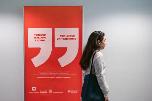 L’iniziativa della settimana degli esami di bilinguismo dedicata alle scuole ha rappresentato un’importante occasione per avvicinare le studentesse e gli studenti all’esame di bilinguismo, che costituisce una valida alternativa alle certificazioni linguistiche e consente di attestare, in un’unica giornata, la conoscenza delle lingue italiana e tedesca. (Foto: USP/Greta Stuefer)