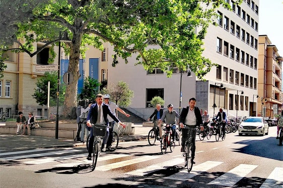 Vorstellung des ersten Fahrradmobilitätsplans für Südtirol: LR Alfreider und Ressortchef Vallazza radeln zur Pressekonferenz (Foto: LPA/Angelika Schrott)