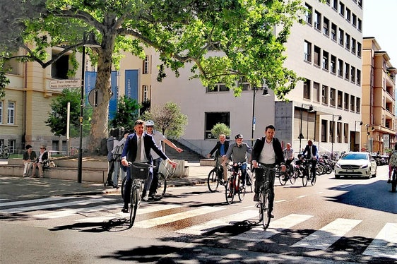Vorstellung des ersten Fahrradmobilitätsplans für Südtirol: LR Alfreider und Ressortchef Vallazza radeln zur Pressekonferenz (Foto: LPA/Angelika Schrott)