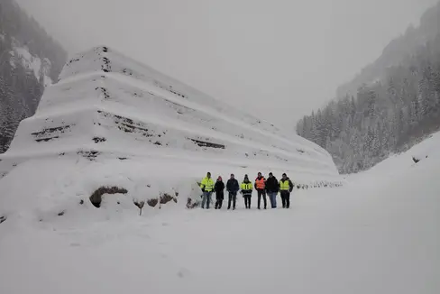 Si sono conclusi i lavori per la realizzazione di due rilevati paramassi lungo la strada provinciale 48, nel tratto che collega Campo Tures a Riva di Tures. Da sinistra a destra: Matthias Brunner, Ursula Sulzenbacher, Tobias Kirchler, Claudia Strada, Heinz Perathoner, Andreas Kaiser e Franz Wieser. (Foto: USP/Ufficio Geologia e prove materiali)