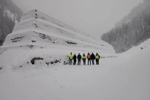 Si sono conclusi i lavori per la realizzazione di due rilevati paramassi lungo la strada provinciale 48, nel tratto che collega Campo Tures a Riva di Tures. Da sinistra a destra: Matthias Brunner, Ursula Sulzenbacher, Tobias Kirchler, Claudia Strada, Heinz Perathoner, Andreas Kaiser e Franz Wieser. (Foto: USP/Ufficio Geologia e prove materiali)
