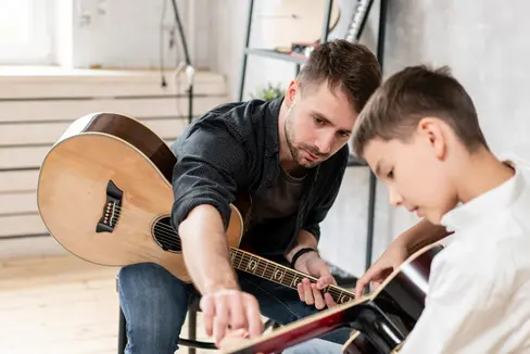 Im Oktober hat der neue Ausbildungslehrgang zur Erlangung der Lehrbefähigung für den Instrumentalunterricht an den deutschsprachigen Mittelschulen und Oberschulen sowie an den deutschen und ladinischen Musikschulen des Landes begonnen. (Symbolfoto: Adobe Stock)