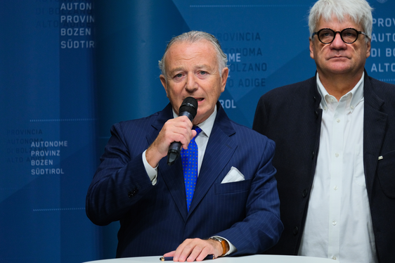 Die Südtirol Informatik AG (SIAG) ist ein zentraler Akteur im Bereich der IT-Sicherheit in Südtirol (im Bild Präsident Oscar de Iorio, dahinter Generaldirektor Stefan Gasslitter). (Foto: LPA/Lukas Forer)