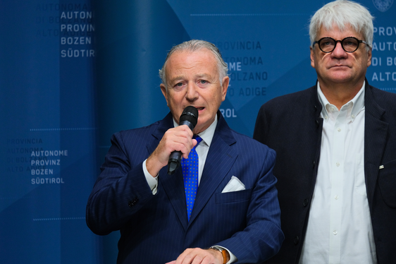 Die Südtirol Informatik AG (SIAG) ist ein zentraler Akteur im Bereich der IT-Sicherheit in Südtirol (im Bild Präsident Oscar de Iorio, dahinter Generaldirektor Stefan Gasslitter). (Foto: LPA/Lukas Forer)