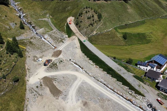 Schutzbauten gegen Naturgefahren sind ein wichtiger Bestandteil des integralen Risikomanagements: Im Bild die vom Landesamt für Wildbach- und Lawinenverbauung West im Weiler Kappl in Langtaufers errichteten. (Foto: LPA/Landesamt für Wildbach- und Lawinenverbauung West)