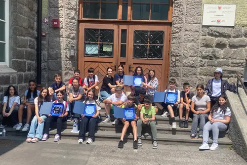 Orientarsi al futuro: nei giorni scorsi, alcune ragazze e ragazzi della scuola secondaria di primo grado Negrelli di Merano hanno illustrato alcuni progetti dedicati al silicio a seguito della visita didattica avvenuta nei mesi scorsi allo stabilimento Memc di Sinigo. (Foto: USP)