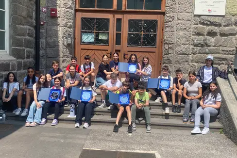 Orientarsi al futuro: nei giorni scorsi, alcune ragazze e ragazzi della scuola secondaria di primo grado Negrelli di Merano hanno illustrato alcuni progetti dedicati al silicio a seguito della visita didattica avvenuta nei mesi scorsi allo stabilimento Memc di Sinigo. (Foto: USP)