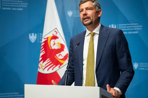 “Grazie al piano straordinario legato alle Olimpiadi possiamo realizzare investimenti fondamentali per le nostre stazioni”, ha rimarcato l’assessore provinciale alla Mobilità e alle Infrastrutture Daniel Alfreider, specificando che “con la riqualificazione di 13 stazioni in Val Pusteria sfruttiamo le fasi di chiusura dei cantieri per portare avanti più interventi contemporaneamente. Questo aumenta la sicurezza e il comfort per i viaggiatori, migliora l’accessibilità e consente anche di risparmiare energia. Con i lavori in Val Pusteria e le modernizzazioni sulle altre linee ferroviarie creiamo standard moderni per il futuro”. (Foto: USP/Fabio Brucculeri)