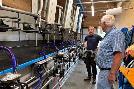 L'assessore Walcher durante la visita a una delle malghe in Val Venosta. (Foto: USP/Dipartimento Agricoltura, Foreste, Turismo)