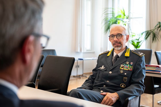 Il generale di Brigata Levanti e il presidente Kompatscher (di spalle) si sono confrontati sulle varie tematiche di attualità nella cooperazione tra le due istituzioni. (Foto: USP/Fabio Brucculeri)