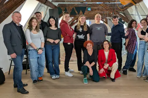 Ecco l'EuregioYoungJury 2025: (da sin.) il segretario generale dell'Euregio Christoph von Ach, Evelyn Scoz, Arnold Schnötzinger (tutore, in fondo), Elena Sannicolò, Matteo Moscova, Carolina Waldmüller Unterweger, Tamara Mulser, Liam Gamberoni, Sarah Bertagnolli, Sarah Pomaroli, Nina Lechner, (inginocchiate) Irene Egger, Rita Maria Lupi (ambedue tutrici). (Foto: Euregio)