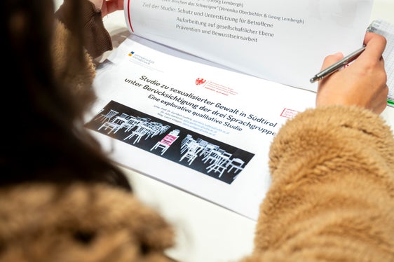 Eine Studie macht gesellschaftliche Muster sichtbar, die sexualisierte Gewalt begünstigen. Am 16. Oktober wurden erste Zwischenergebnisse vorgestellt. (Foto: LPA/Fabio Brucculeri)