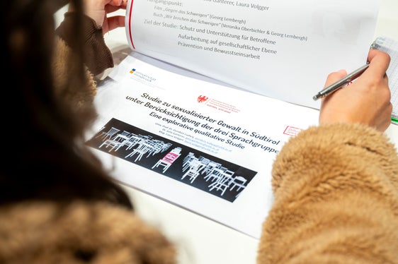 Eine Studie macht gesellschaftliche Muster sichtbar, die sexualisierte Gewalt begünstigen. Am 16. Oktober wurden erste Zwischenergebnisse vorgestellt. (Foto: LPA/Fabio Brucculeri)