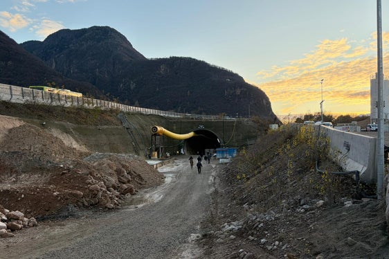Seguiranno i lavori di scavo a sezione piena, di rivestimento, di completamento e di realizzazione della sede stradale all’interno della galleria. L’attuale strada statale sopra alla galleria sarà, invece, declassata a strada comunale e riqualificata come tale, prevedendo l’inserimento di una nuova pista ciclopedonale. (Foto: USP/Gabriel Marciano)