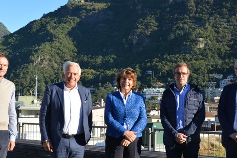 Edilizia sostenibile, abitazioni a prezzi accessibili e spazi non utilizzati al centro dell’incontro di oggi (14 ottobre) fra assessora Hochgruber Kuenzer e vertici di Assoimprenditori.Da sx a dx: il direttore di Dipartimento Frank Weber, Heiner Oberrauch, presidente Assoimprenditori, l’assessora provinciale Maria Hochgruber Kuenzer, Markus Kofler Josef Negri, vice presidente e direttore di Assoimprenditori. (Foto: ASP/Marcella Morandini)