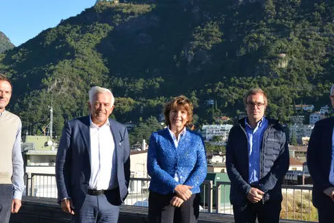 Fruchtbringender Austausch: (v.l.) Ressortdirektor Frank Weber, UVS-Präsident Oberrauch, LRin Hochgruber Kuenzer, UVS-Vizepräsident Markus Kofler und UVS-Direktor Josef Negri. (Foto: LPA/Marcella Morandini)