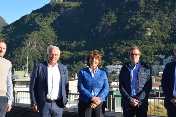 Edilizia sostenibile, abitazioni a prezzi accessibili e spazi non utilizzati al centro dell’incontro di oggi (14 ottobre) fra assessora Hochgruber Kuenzer e vertici di Assoimprenditori.Da sx a dx: il direttore di Dipartimento Frank Weber, Heiner Oberrauch, presidente Assoimprenditori, l’assessora provinciale Maria Hochgruber Kuenzer, Markus Kofler Josef Negri, vice presidente e direttore di Assoimprenditori. (Foto: ASP/Marcella Morandini)