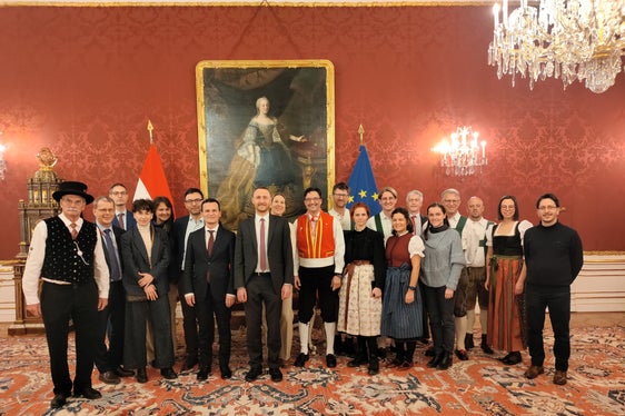 Delegazione cultura dalle valli ladine alla Cancelleria Presidenziale: André Comploi, direttore del Dipartimento Formazione e Cultura ladina, Mathias Stuflesser, direttore della Ripartizione Amministrazione scuola e cultura ladina, Paul Videsott, Libera Università di Bolzano, Manuel Schuen, docente universitario di Musica Sacra, il gruppo vocale “Decà y Delá”, il gruppo folcloristico “Grop de folclor de Soraga” e rappresentanti politica interna ed estera (Foto: USP/Direzione Istruzione, Formazione e Cultura ladina)