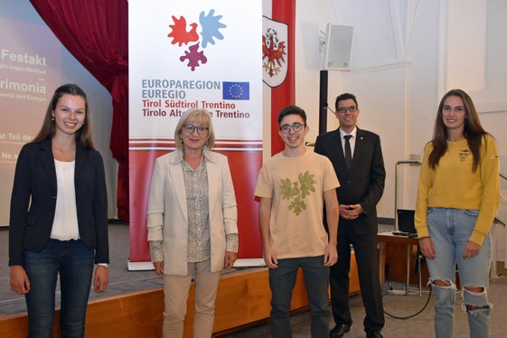 Tirols Bildungslandesrätin Beate Palfrader (2.v.li.) und Matthias Fink, Generalsekretär EVTZ Europaregion Tirol – Südtirol - Trentino (4.v.li.) mit den Moderatoren und Moderatorinnen der Kleingruppen des Euregio-Jugendfestivals v.li. Anna Schipflinger (Kitzbühel), Fabrizio Pittoni (Bozen) und Anna Messner (Gröden). (Foto: Land Tirol/Iris Reichkendler)