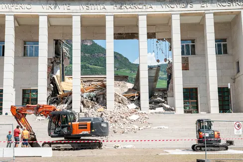 Am Gerichtsplatz in Bozen werden die verbliebenen Teile des Gerichtsgebäudes weiterhin gesichert. Die bei den Arbeiten gewonnenen Erkenntnisse ermöglichen es inzwischen, die nächsten Maßnahmen mit größerer Sicherheit zu planen. (Foto: LPA/Fabio Brucculeri)