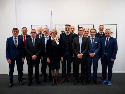 An der Unterzeichnung nahmen unter anderem der Direktor der Landesabteilung Innovation, Forschung, Universität, Museen, Franz Schöpf (zweiter von links), Landesrat Christian Bianchi (dritter von links), der Beauftragte der Landesregierung für Nachhaltigkeit, Klaus Egger (vierter von links), die Vorsitzende des Verwaltungsrats von Alperia, Flora Emma Kröss (sechste von links), sowie der Direktor der Abteilung für öffentliche Arbeiten, Vermögensbewertung, Grundbuch und Kataster, Daniel Bedin (ganz rechts), teil. (Foto: LPA/Fabio Brucculeri).