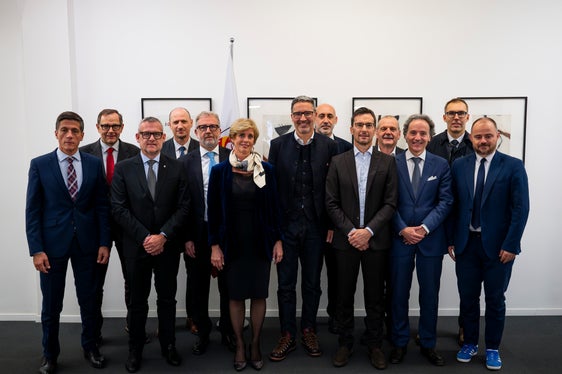 An der Unterzeichnung nahmen unter anderem der Direktor der Landesabteilung Innovation, Forschung, Universität, Museen, Franz Schöpf (zweiter von links), Landesrat Christian Bianchi (dritter von links), der Beauftragte der Landesregierung für Nachhaltigkeit, Klaus Egger (vierter von links), die Vorsitzende des Verwaltungsrats von Alperia, Flora Emma Kröss (sechste von links), sowie der Direktor der Abteilung für öffentliche Arbeiten, Vermögensbewertung, Grundbuch und Kataster, Daniel Bedin (ganz rechts), teil. (Foto: LPA/Fabio Brucculeri).