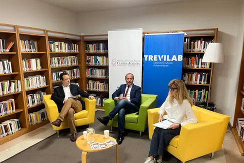 Sie haben das Herbstprogramm der Claudia Augusta-Bibliothek vorgestellt (v. l.): Paolo Bonoldi vom Wissenschaftlichen Beirat der Landesbibliothek, Landesrat Giuliano Vettorato und Valeria Trevisan, Direktorin der italienischen Landesbibliothek “Claudia Augusta (Foto: LPA/Gabriel Marciano)