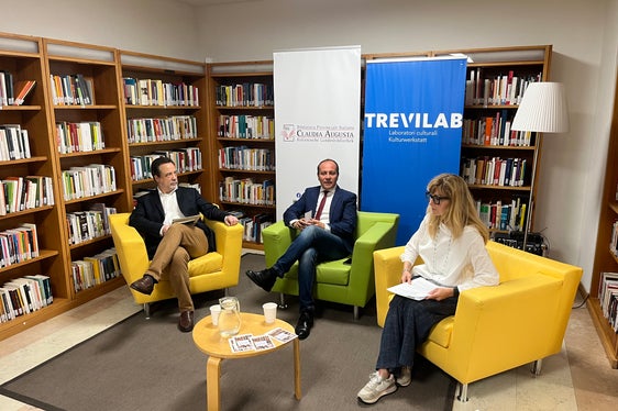 Sie haben das Herbstprogramm der Claudia Augusta-Bibliothek vorgestellt (v. l.): Paolo Bonoldi vom Wissenschaftlichen Beirat der Landesbibliothek, Landesrat Giuliano Vettorato und Valeria Trevisan, Direktorin der italienischen Landesbibliothek “Claudia Augusta (Foto: LPA/Gabriel Marciano)