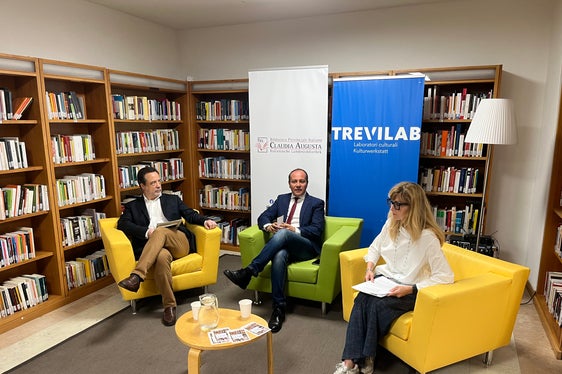 Sie haben das Herbstprogramm der Claudia Augusta-Bibliothek vorgestellt (v. l.): Paolo Bonoldi vom Wissenschaftlichen Beirat der Landesbibliothek, Landesrat Giuliano Vettorato und Valeria Trevisan, Direktorin der italienischen Landesbibliothek “Claudia Augusta (Foto: LPA/Gabriel Marciano)