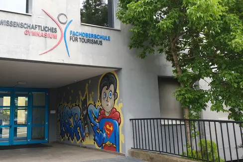 Migliorata l’acustica nelle aule e l’illuminazione nella palestra dell’Istituto Gasteiner a Bolzano. Bessone: “Ambiente scolastico più sicuro, moderno e funzionale” (Foto: ASP)