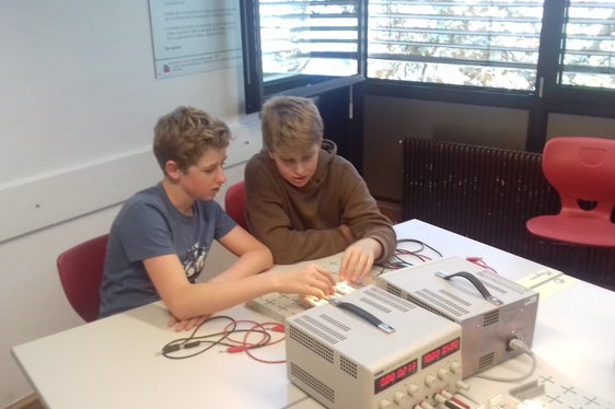 Mit den Grundlagen der Elektronik setzten sich die Schüler Marius und Magnus im Workshop Steuern und regeln auseinander. (Foto: LPA/Pädagogische Abteilung der Deutschen Bildungsdirektion/Martin Niederkofler)