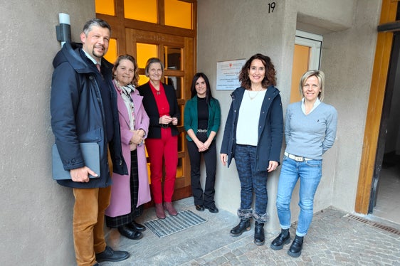 L'inaugurazine della sede distaccata di Ortisei con l'assessore provinciale Alfreider, la direttrice Ploner, l'ispettrice Baur ed il personale della struttura (Foto: ASP)