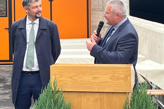 Il sindaco di Sarentino, Josef Mair (a destra nella foto con l'assessore Alfreider), ha rimarcato l’importanza dell’opera, “particolarmente per le frazioni di Pennes, Pennes di Fuori e Laste. Oggi è una grande giornata, perché sono più di 600 le persone che abitano oltre la galleria e che scendono ogni giorno a scuola, al lavoro, a fare la spesa. Perciò, è molto importante per noi dare loro la sicurezza che anche d’inverno quando nevica si può sempre passare di qua”. (Foto: USP/Gabriel Marciano)