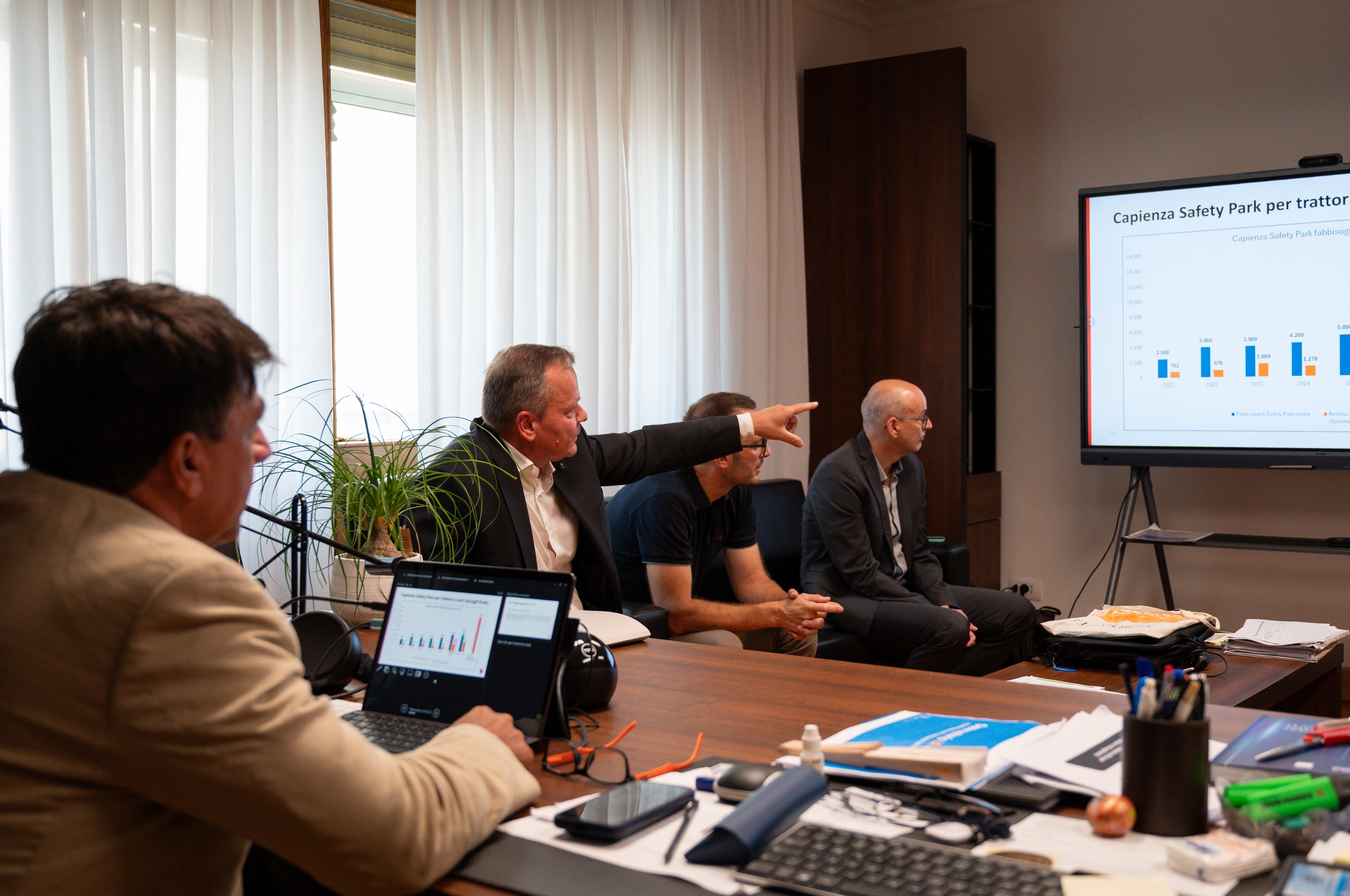 Das neue Pilotprojekt für die Arbeitssicherheitsausbildung im landwirtschaftlichen Bereich wurde dem Ministerium vorgestellt und kann nun in Südtirol umgesetzt werden. (Foto: LPA/Studio154)