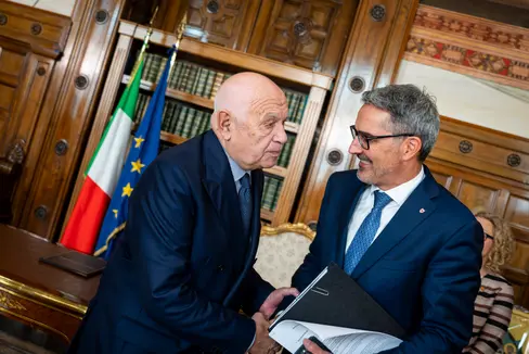 Sie begrüßten sich herzlich (von links): Justizminister Carlo Nordio und Landeshauptmann Arno Kompatscher. (Foto: LPA/Fabio Brucculeri)