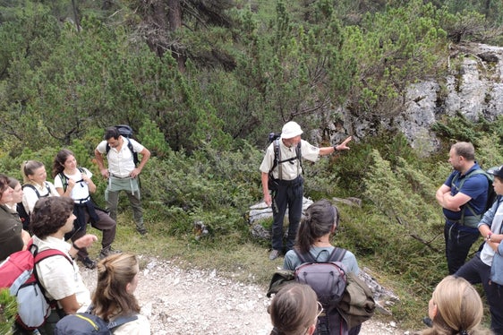 Wanderleiter Alfred Erardi (Mitte) informierte über die Höhle und die Biologie des längst ausgestorbenen Höhlenbären Ursus ladinicus. (Foto: LPA/Landesamt für Natur)