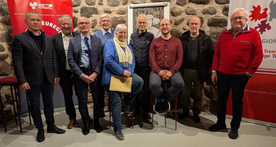 Foto di gruppo dopo il Giovedì culturale dell'Euregio: da sinistra il segretario generale dell'Euregio Christoph von Ach, l'ex membro del Consiglio nazionale austriaco Erwin Niederwieser (Società Gaismair di Innsbruck), il moderatore Hannes Obermair, Heinz Barta (Società Gaismair di Innsbruck), Ulrike Kindl, Günther Pallaver, Josef Prackwieser (entrambi Società Gaismair di Bolzano), Walter Eccli (Cirolo Gaismayr Trento), Walter Hengl (Società Gaismair Innsbruck) (Foto: Euregio/Armin Gluderer)