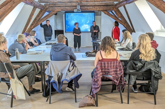 Per due giorni, presso la sede dell'Euregio nella Casa della Pesa di Bolzano, l'EuregioYoungJury acquisirà le competenze necessarie per valutare i film cinematografici. (Foto: Euregio)