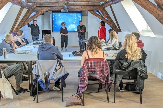 Per due giorni, presso la sede dell'Euregio nella Casa della Pesa di Bolzano, l'EuregioYoungJury acquisirà le competenze necessarie per valutare i film cinematografici. (Foto: Euregio)