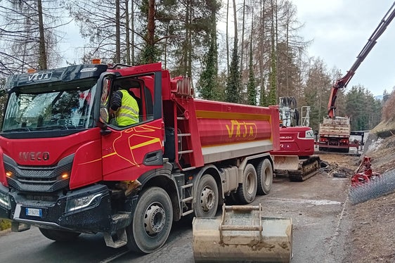 Nella giornata del 6 febbraio, il Servizio strade della Provincia, in collaborazione con i geologi provinciali, ha effettuato i lavori di risanamento lungo la carreggiata, necessari a riaprire il traffico in piena sicurezza. (Foto: USP/Dipartimento Infrastrutture e Mobilità)