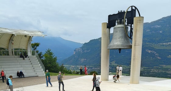 Compresa nel programma dell'Accademia dell'Euregio la visita alla Campana dei caduti di Rovereto, espressione del ricordo delle vittime di guerra e simbolo di pace (Foto: Fondazione Trentina Alcide De Gasperi)