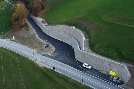 Die Einfahrt von der Grödner Staatsstraße in Richtung Albions wurde bereits vom Land sicherer gestaltet. Nun kommt ein Eingriff zur Wasserableitung hinzu. (Foto: LPA/Landesabteilung Tiefbau)