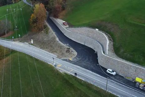 Lo svincolo dalla strada statale della Val Gardena in direzione di Albions è già stato reso più sicuro dalla Provincia. Ora si aggiunge un intervento per il drenaggio dell'acqua. (Foto: USP/Ripartizione Infrastrutture)