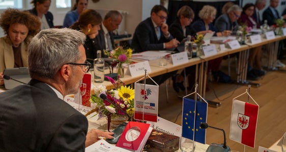 L nchinamò presidënt dl’Euregio y presidënt y dla Jonta provinziela de Bulsan Arno Kompatscher à presentà l’Adunanza dl’Euregio ai 25 de setëmber a Salurn. (Foto: USP/Daniel von Johnston)