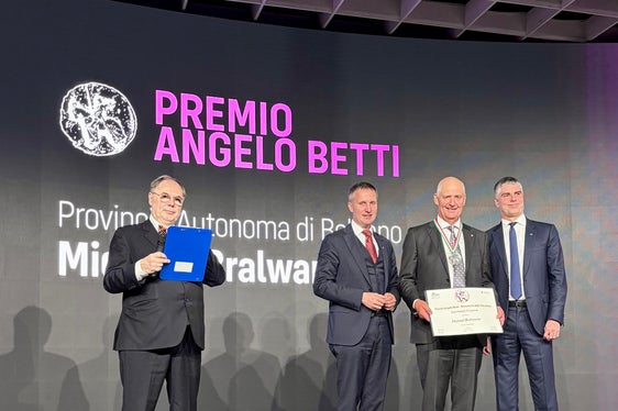Alla cerimonia di premiazione l'assessore provinciale Luis Walcher (secondo da sinistra), il vincitore del premio Michael Bradlwarter e il direttore generale di Veronafiere Adolfo Rebughini. (Foto: USP/Sabine Pitscheider)