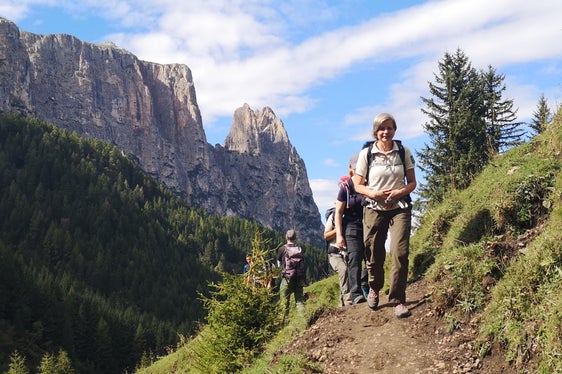 Die Wanderung des Geologensteiges zahlt sich nicht nur wegen der geologischen Besonderheiten aus – sie ist auch landschaftlich sehr schön. Immer wieder ergeben sich entlang des Weges imposante Ausblicke. (Foto: LPA/Landesamt für Natur)