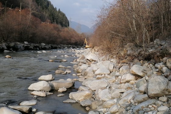 Vorher: Das eingetiefte Bachbett des Eisacks bei Oberau und die unterspülte rechtsseitige Uferverbauung (Foto: LPA/Landesamt für Wildbach- und Lawinenverbauung Nord)