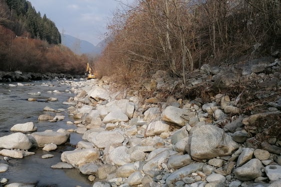 Vorher: Das eingetiefte Bachbett des Eisacks bei Oberau und die unterspülte rechtsseitige Uferverbauung (Foto: LPA/Landesamt für Wildbach- und Lawinenverbauung Nord)